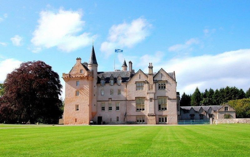 10_historic_places_to_stay_in_the_UK-Brodie_Castle_1024x643_800x502