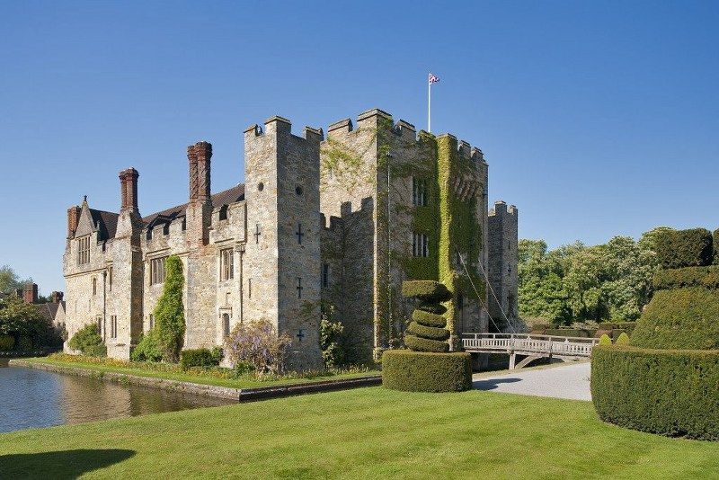 10_historic_places_to_stay_in_the_UK-Hever_Castle_1024x683_800x534